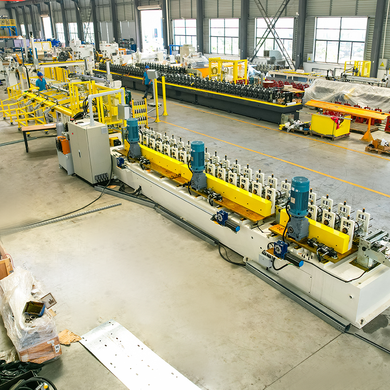 Macchina per la profilatura a rulli di larghezza con cambio automatico CU, trasmissione a catena, imballaggio automatico