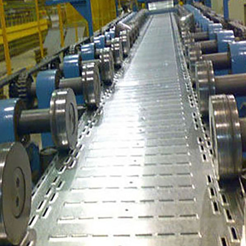 Macchina per la formatura di rulli per passerelle portacavi